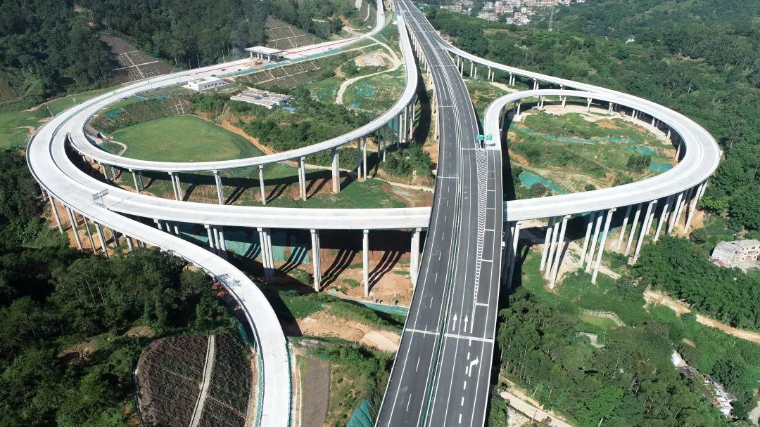 最美绿色高速广东云茂高速公路通车