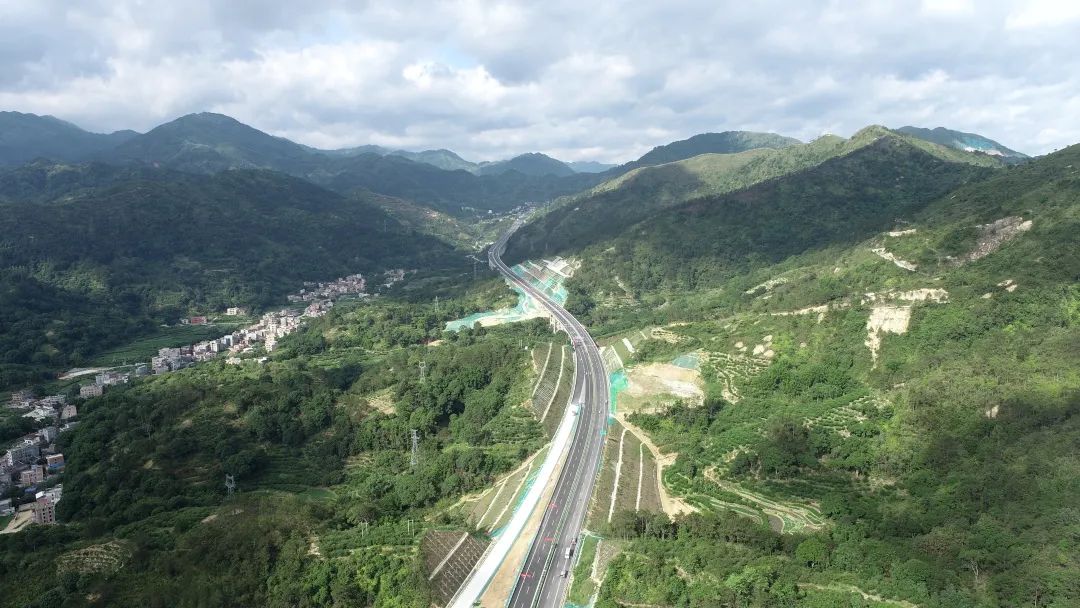 最美绿色高速广东云茂高速公路通车