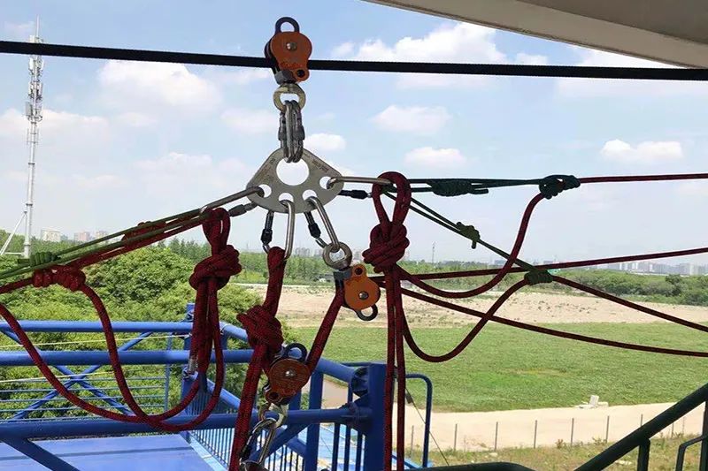 绳技初成决胜高空普陀支队开展城市高空绳索培训