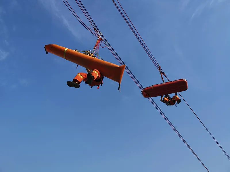 绳技初成决胜高空普陀支队开展城市高空绳索培训