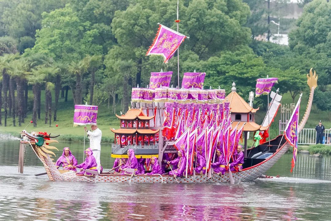 "等独有习俗在龙船下水仪式上被完整演绎,让人们感受传统民俗的魅力