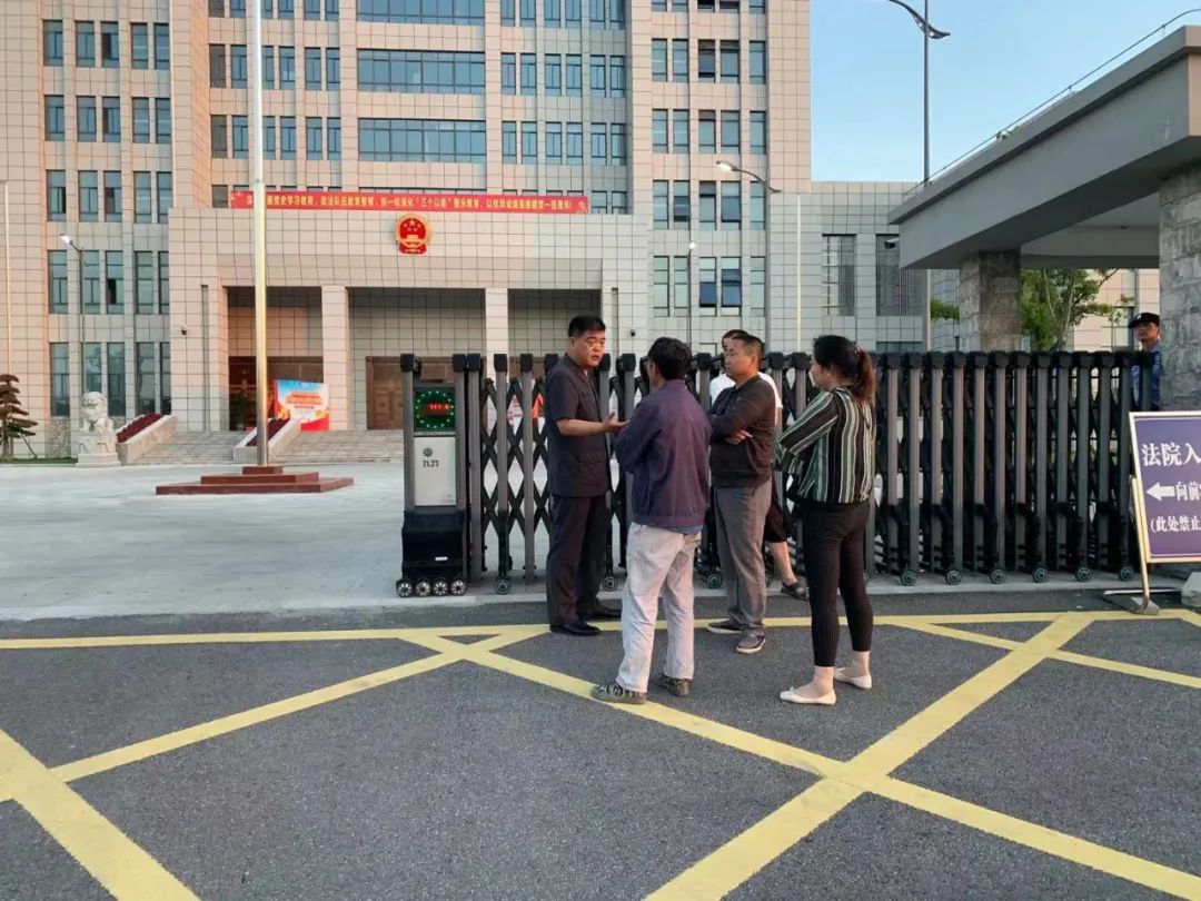 6月8日上午,博望区法院综合庭副庭长张平在新市镇政府做行政案件调解.