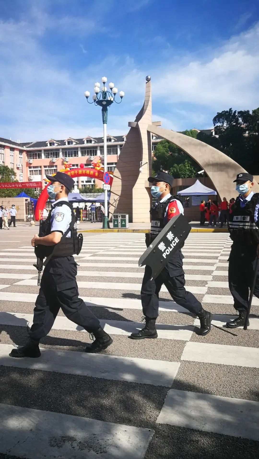 6月7日上午,在南平光泽一中考点 警察在考点周边巡逻.李福根摄 宁德