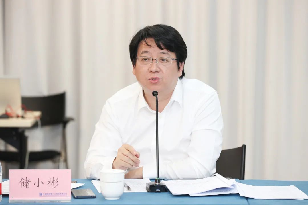 储小彬在讲话中从"投资拓展多措并举,销售去化热度不减,压力传导落实