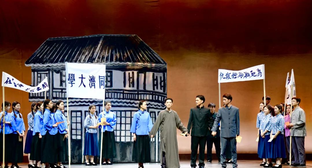 跨越百年的青春致敬!同济大学原创话剧《铸诗成剑》成功首演