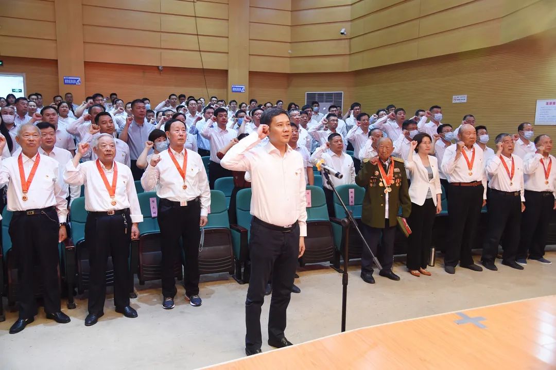 仪式上 老党员代表张绍银 和年轻党员代表王耀玲 分别作了发言 与会