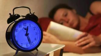 抑郁风险降低23%，只需要每天早睡一小时？