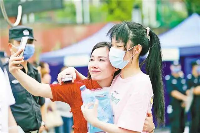6月7日,永川北山中学,高三(9)班师生高歌笑迎"新高考".