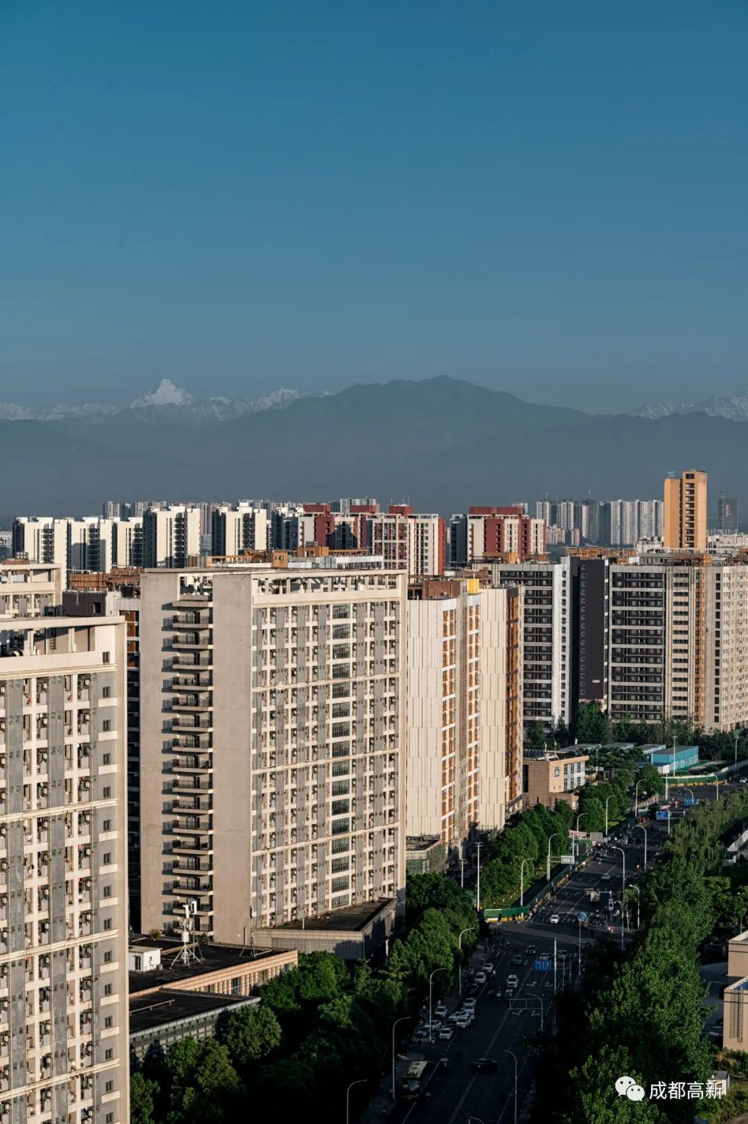 在高新西区遥望雪山高清大图