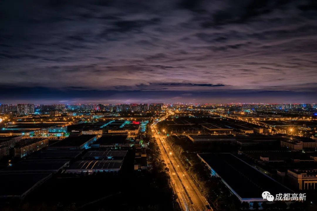 在高新西区遥望雪山高清大图