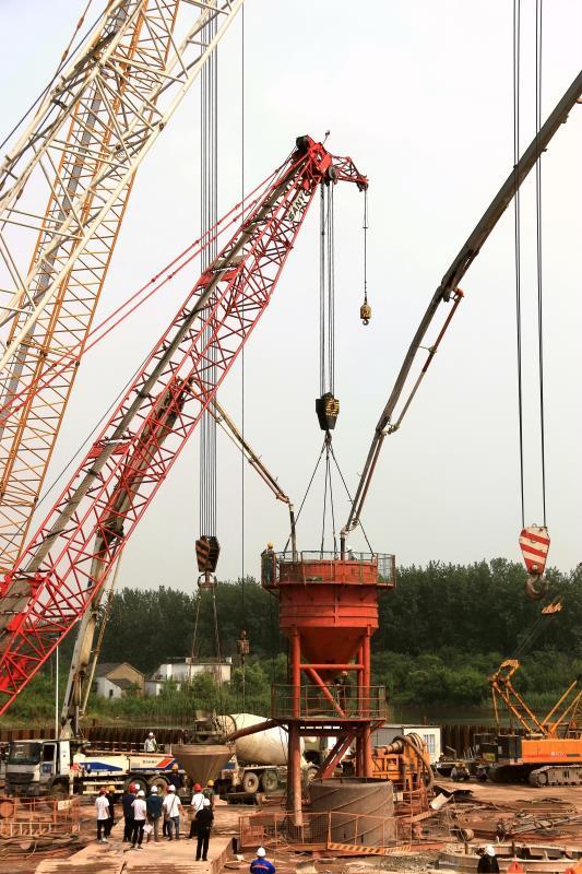 巢马铁路马鞍山公铁两用长江大桥首个主桥墩钻孔桩完工