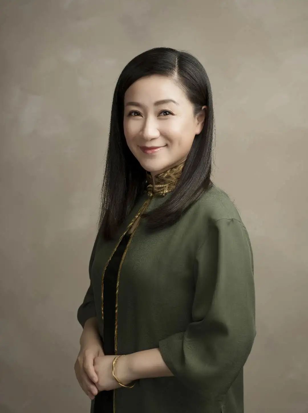 师承表演艺术家张静娴,并得王英姿,朱晓瑜,张洵澎,张继青,沈世华等亲