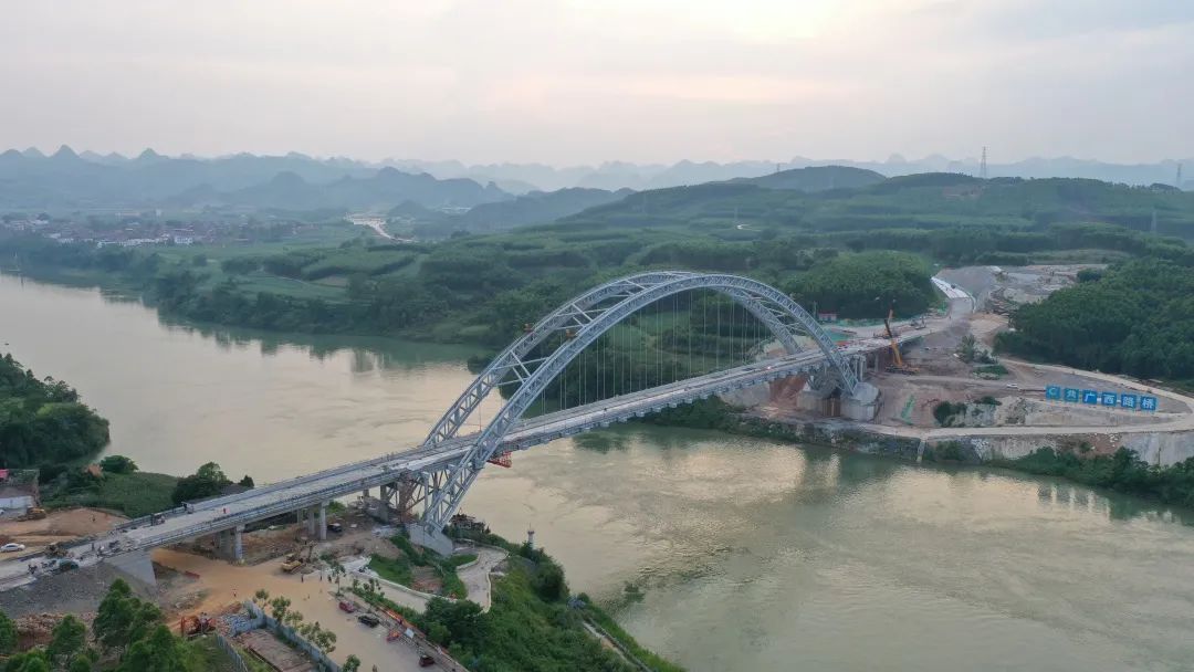 合山红水河特大桥全桥贯通!