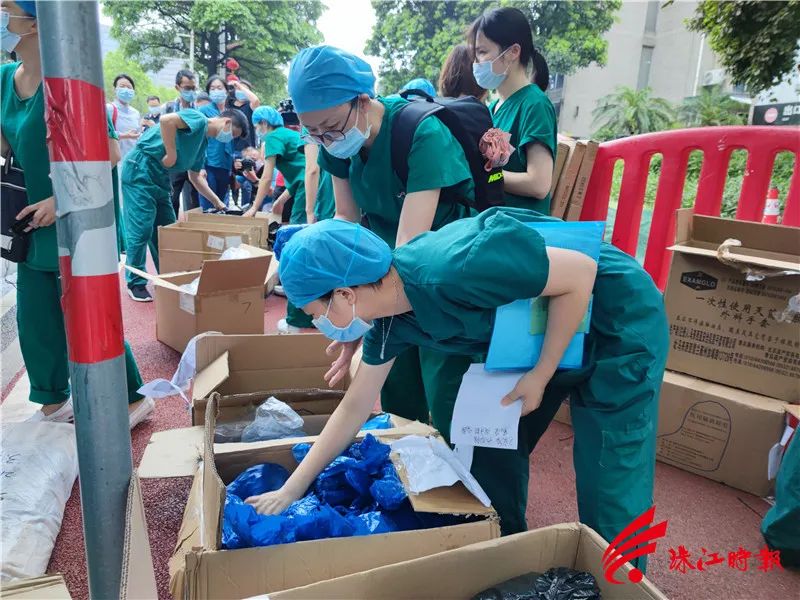 前来支援狮山镇的医务人员正在分配物资。珠江时报全媒体记者 彭燕燕 摄