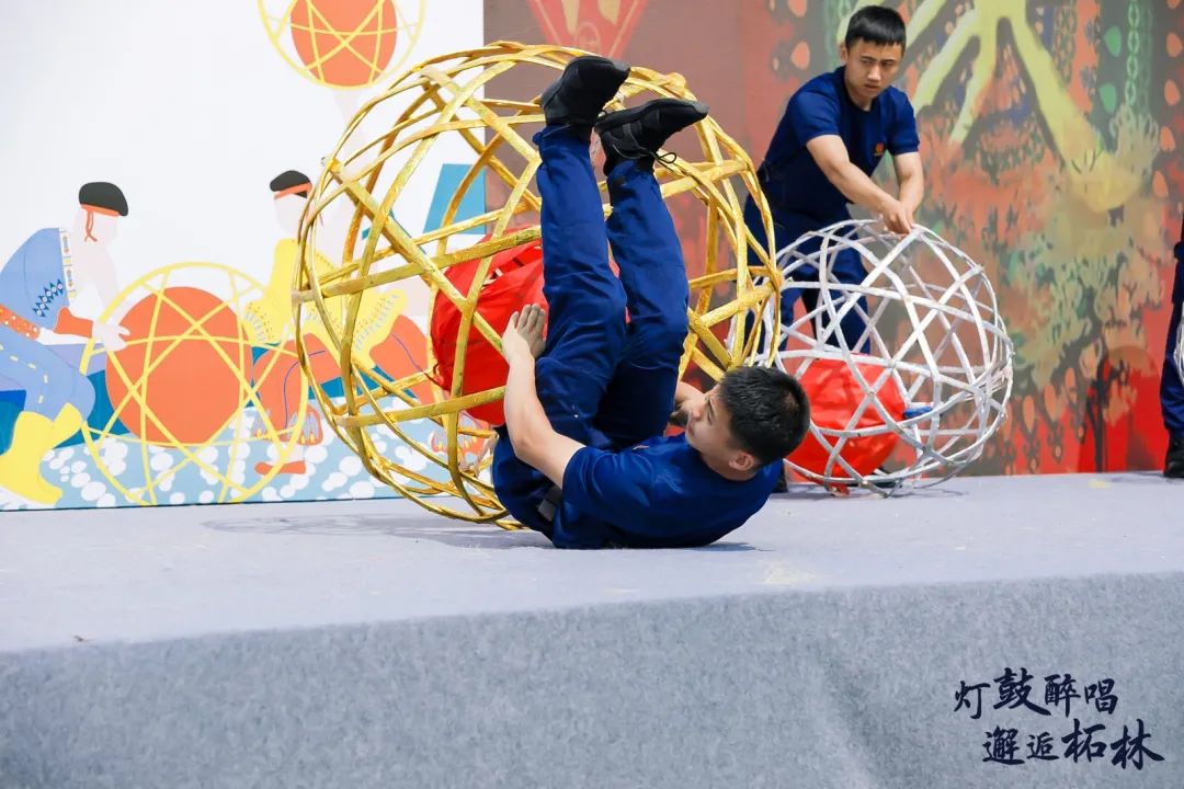 国家级非遗项目"奉贤滚灯",不仅是可翻滚的舞蹈,更是上海沿海先民与海