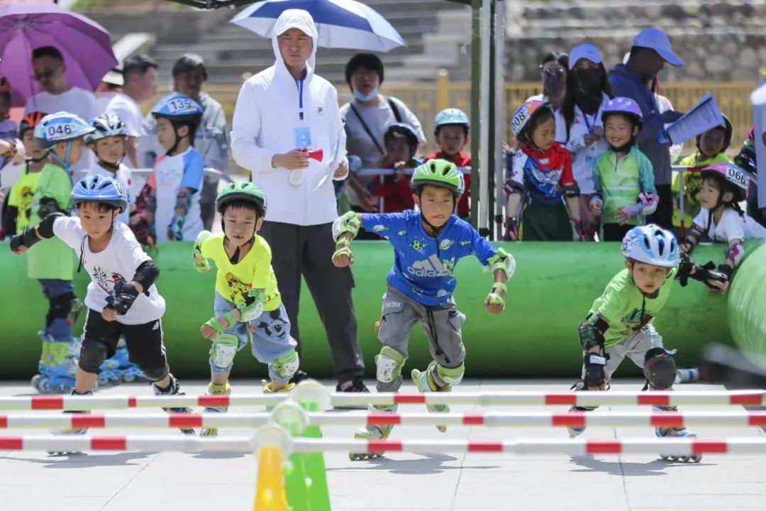 图说丨张家口桥东:轮滑障碍赛萌娃滑溜溜