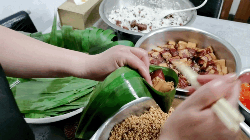 明天就是端午节了,你家包粽子了吗?包粽"达人"亮绝活,一看就会!