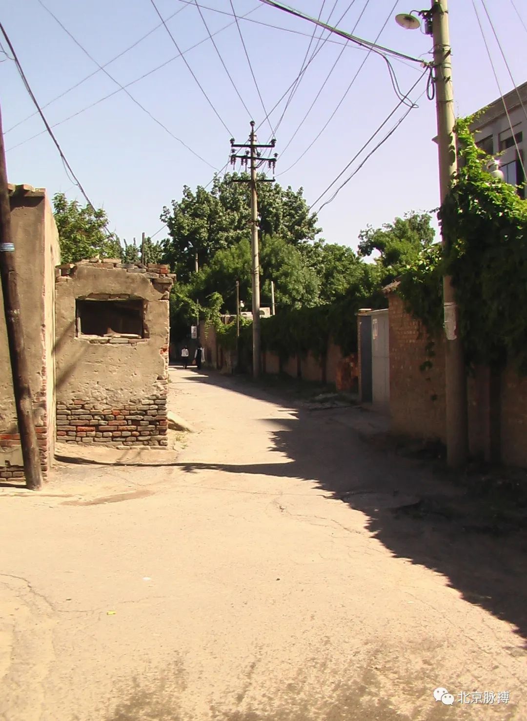 北起新开路胡同,南止建国门内大街,东与春雨一巷,春雨二巷相通,西与