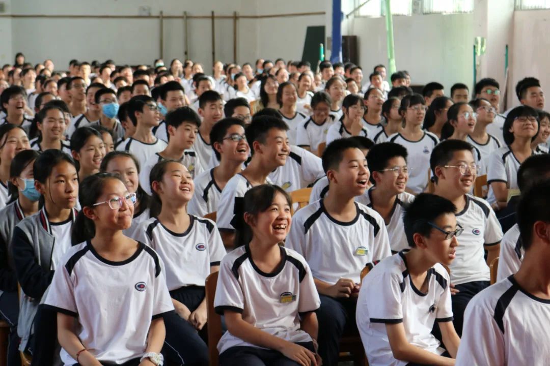 上林中学校服图片