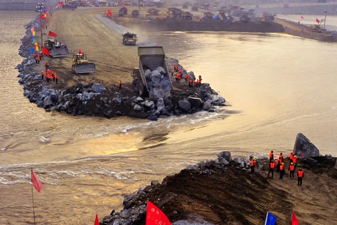 三峡工程导流明渠截流中的四面体三峡工程是治理和开发长江的关键性