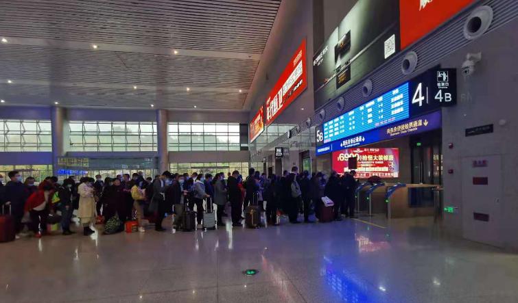 万州北站惊现大量现金还有外币没想到10分钟后