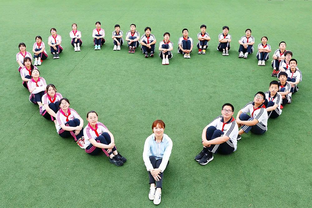 虹口这些创意毕业照中,有你的学校吗?_澎湃号·政务_澎湃新闻-the pap