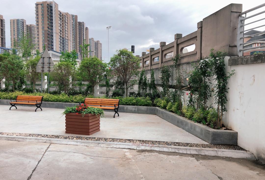 小区边多了一块休闲观景的空地