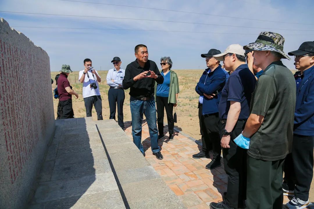 组织与会人员参观了阿拉善红色文化教育基地,中国兵器工业051基地展厅