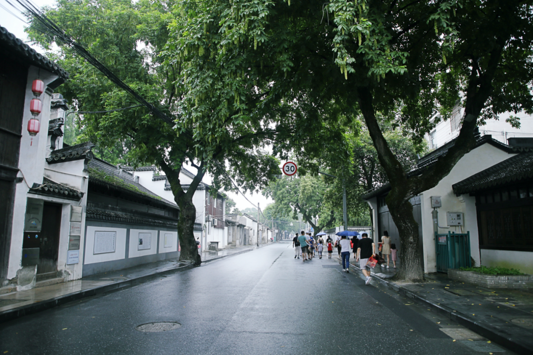 松江老城区的这片建筑这么好看竟让这群人冒雨从市区赶来