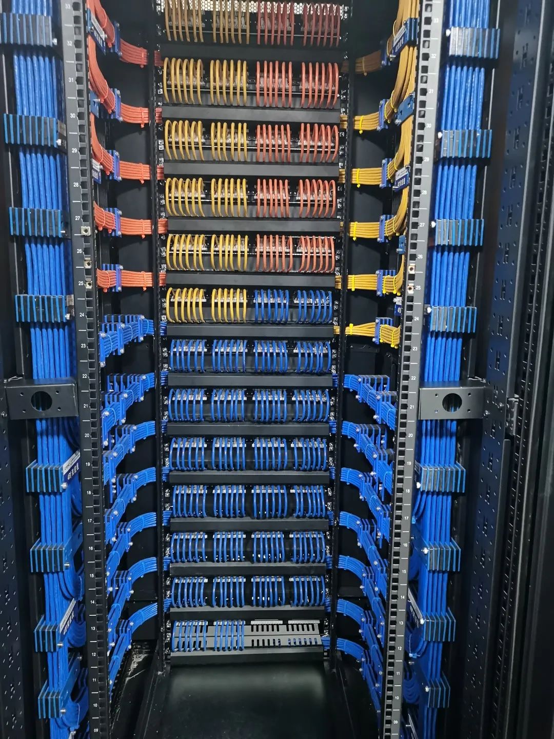 优化柜间跳线信息机房采用上,下走线方式,网线,尾纤上走线,广播线缆