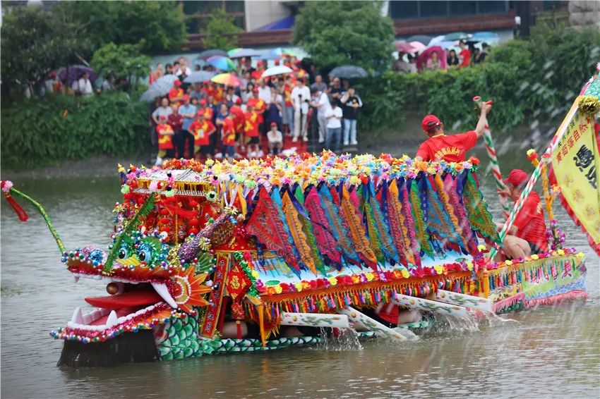 八旬老人和他的非遗花龙船