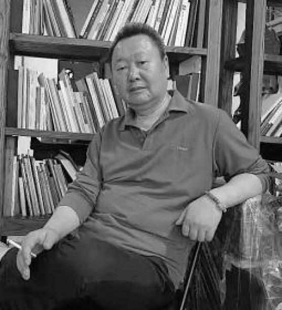 职业山水画家,久居西安.早年从事地质工作.