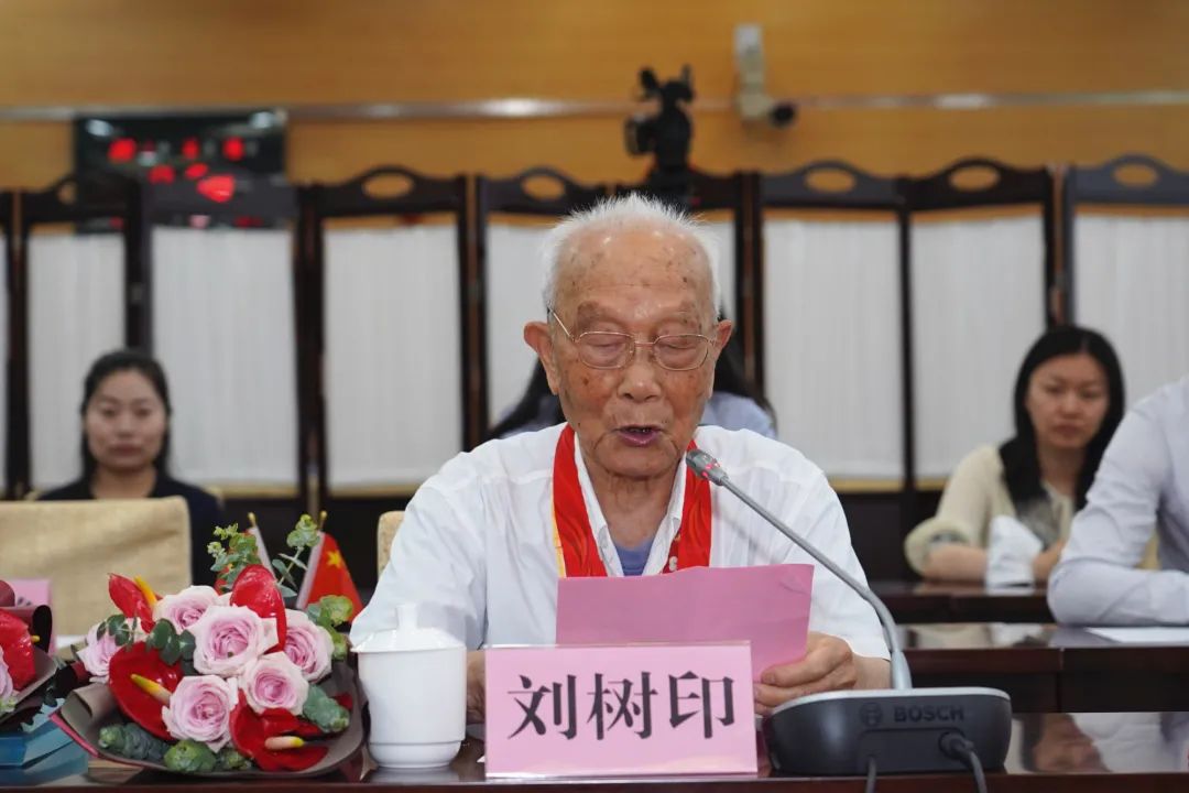 閔行近1.3萬老黨員陸續獲頒“光榮在黨50年”紀念章(圖4) 閔行近1.3萬老黨員陸續獲頒“光榮在黨50年”紀念章(圖4)