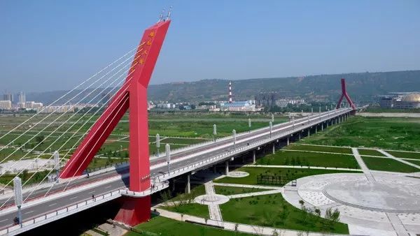 蟠龙大桥北连宝鸡市行政中心,跨越渭河和西宝高速公路,是宝鸡"四横十