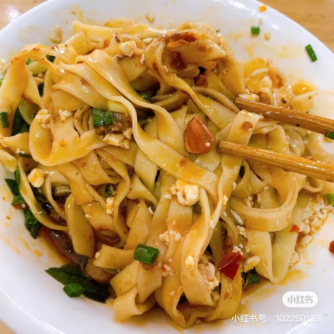 豆花面上来,雪白的豆花搭上宽宽的刀削面,用筷子搅和搅和,一口下去