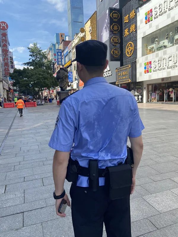 警察蓝长沙到处都可见到公安民警的身影而在高温下流汗两小时的瘾