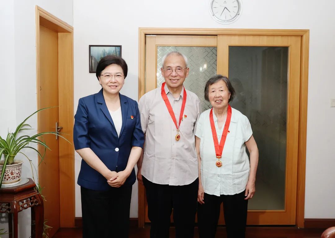 韩立明走访慰问老党员并送上光荣在党50年纪念章见证初心和信仰一生