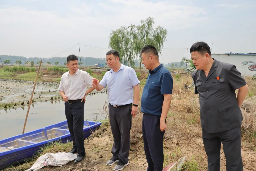 随后,在洪河桥镇党委书记李文广等人的陪同下,温茂林