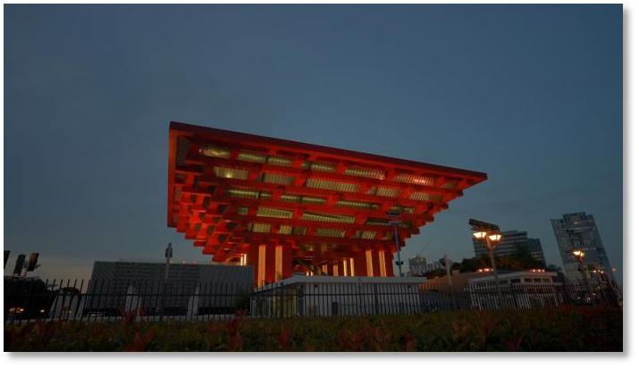 6月14日,沪上多个地标性建筑亮灯致敬献血者!