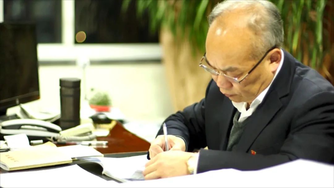 郑志湖,浙江省天台中学原党委书记兼校长.