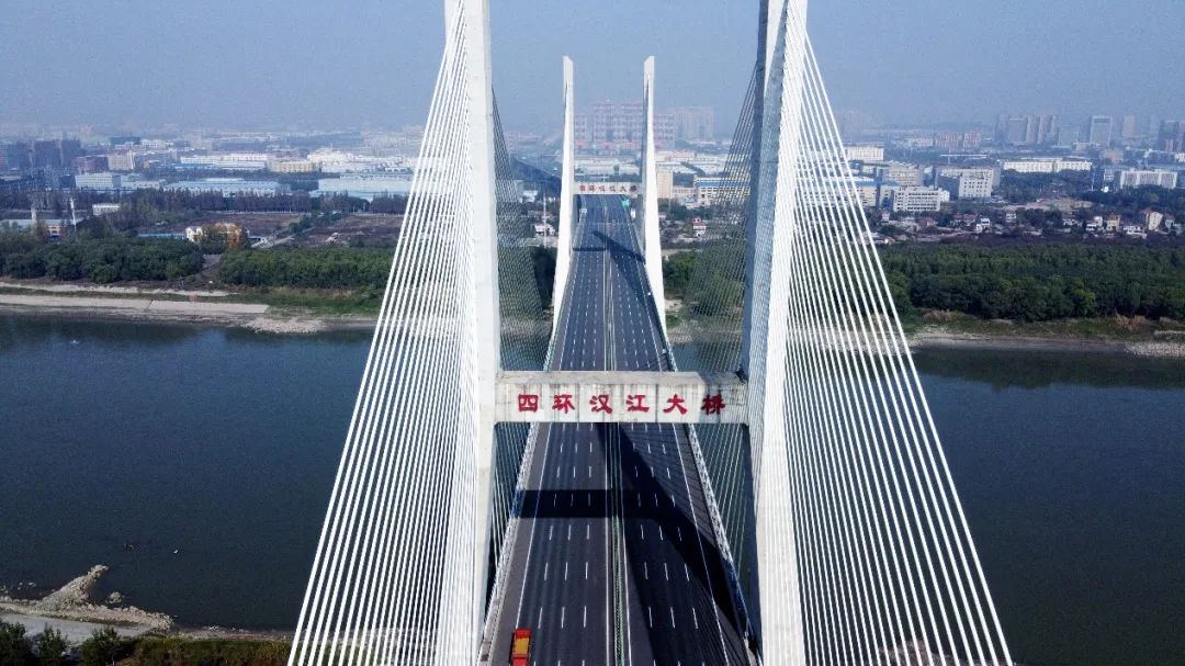 汉江特大桥是武汉四环线建设难度最大,技术要求最高的标段,其360米主