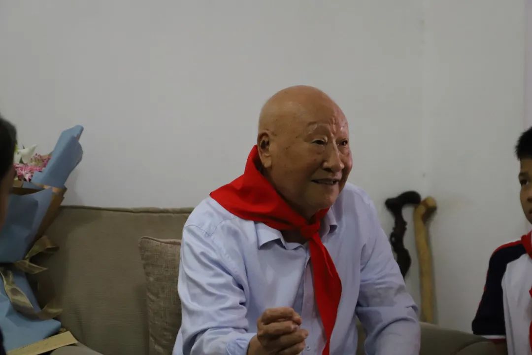 传承红色基因02听老干部张烈讲述红色故事景德镇市妇联开展颂党恩传