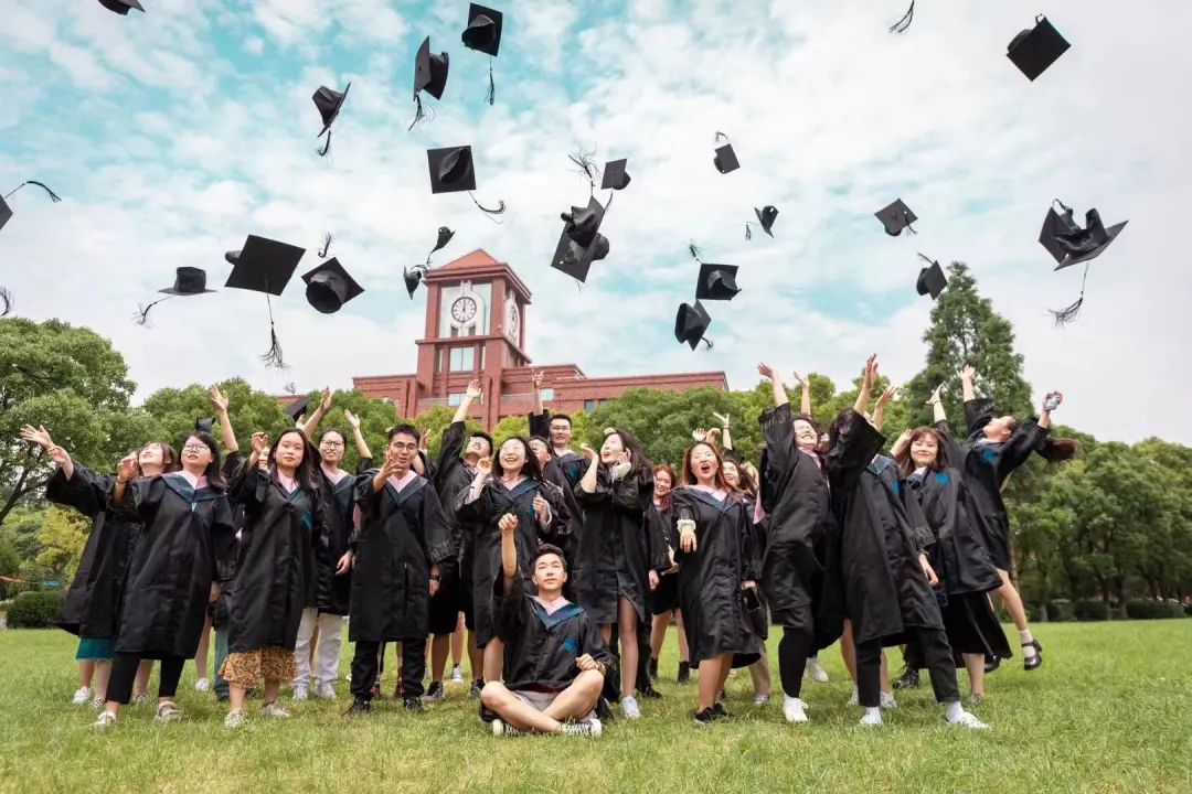 大草坪曹光彪图书馆i love sanda雕塑上海视觉艺术学院大眼睛西南角