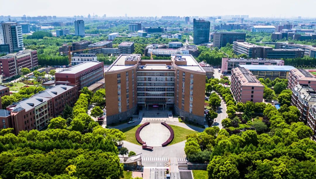 震旦职业学院挥洒汗水的操场汲取知识的教室逐梦新征程的校门上海思博