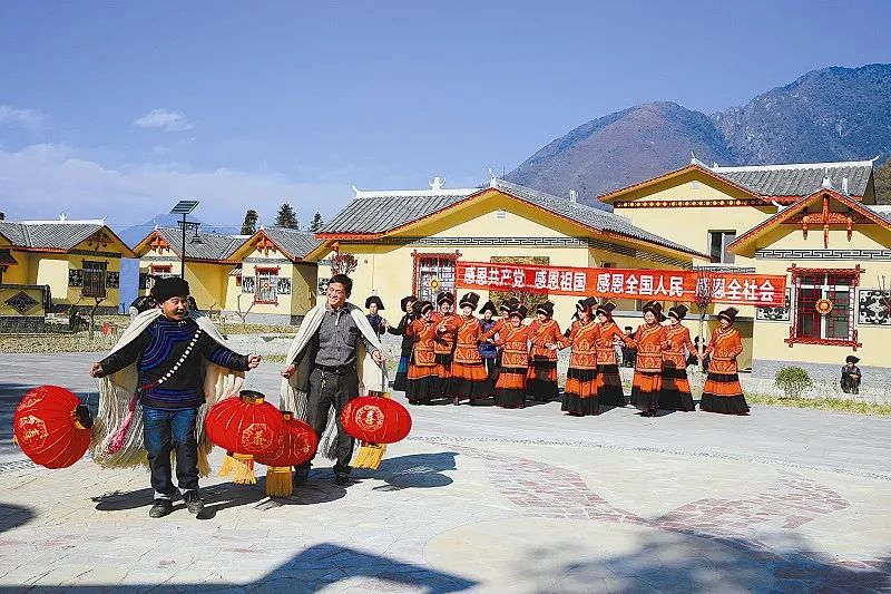 2016年1月,四川雅安石棉县回隆彝族乡叶坪村村民灾后搬入新居.