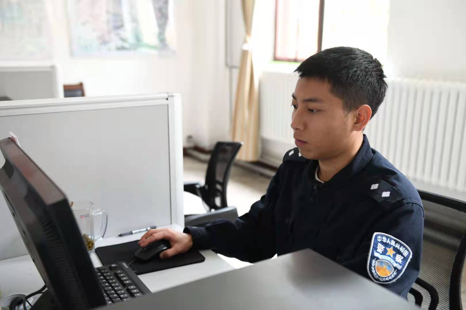 派出所民警工作照片图片