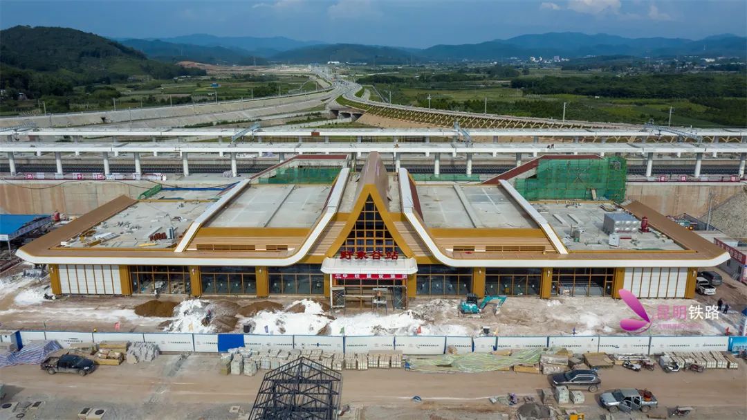 中老铁路野象谷站亮相
