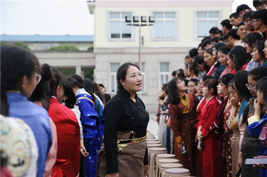 菱湖中学从2002年开始,接受了"内地高中西藏散插班"的办学任务.