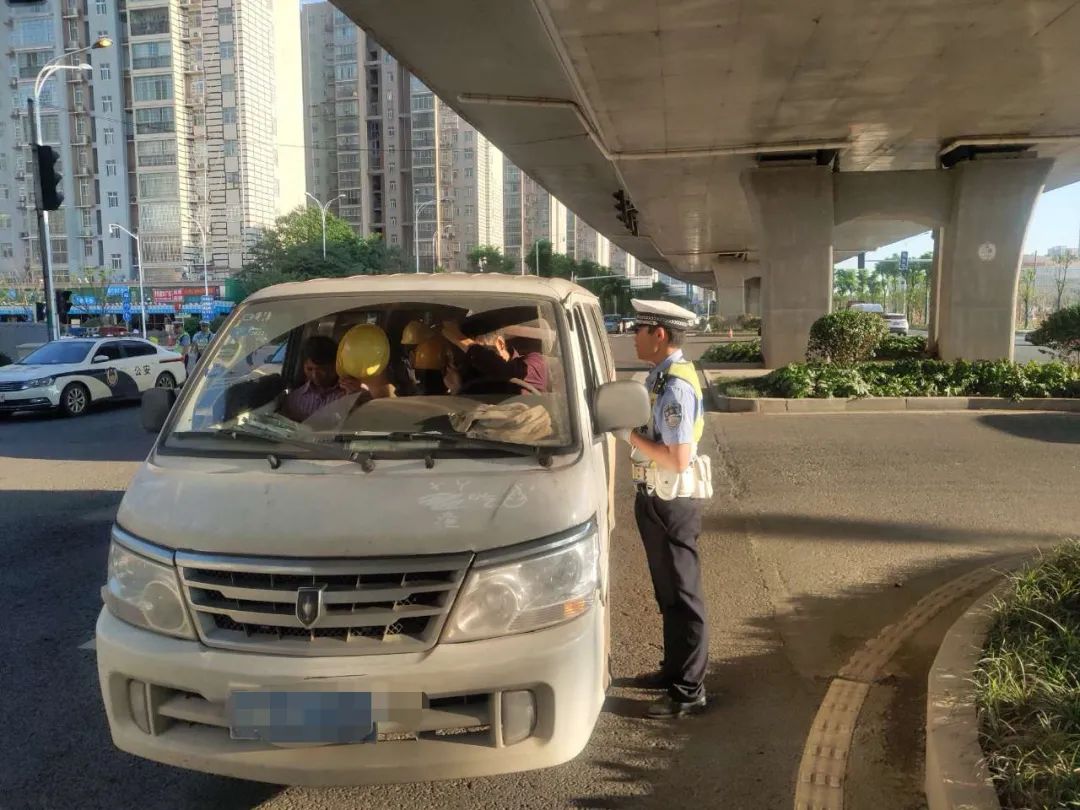 核载6人实载15人 岳麓交警查获一辆严重超员普通客车