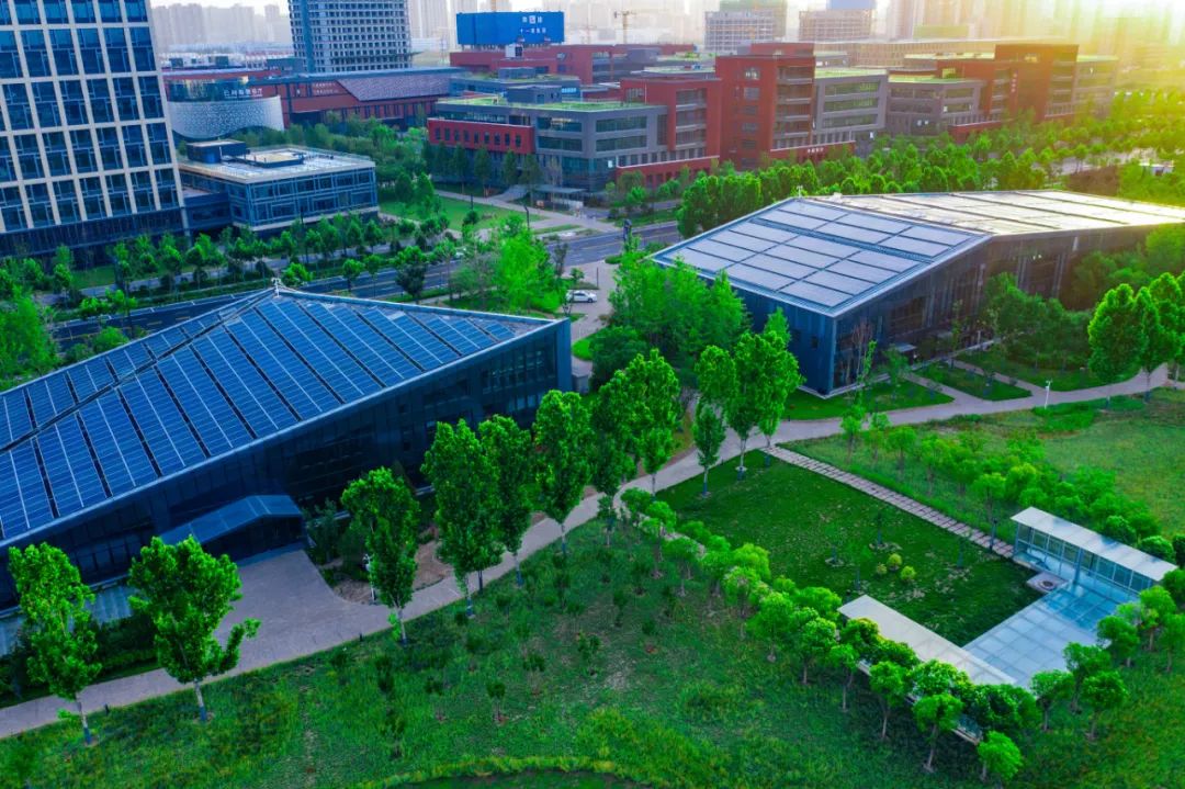 在沣西新城环形公园内,掩映在树下的总部经济园能源站,是西咸新区首个